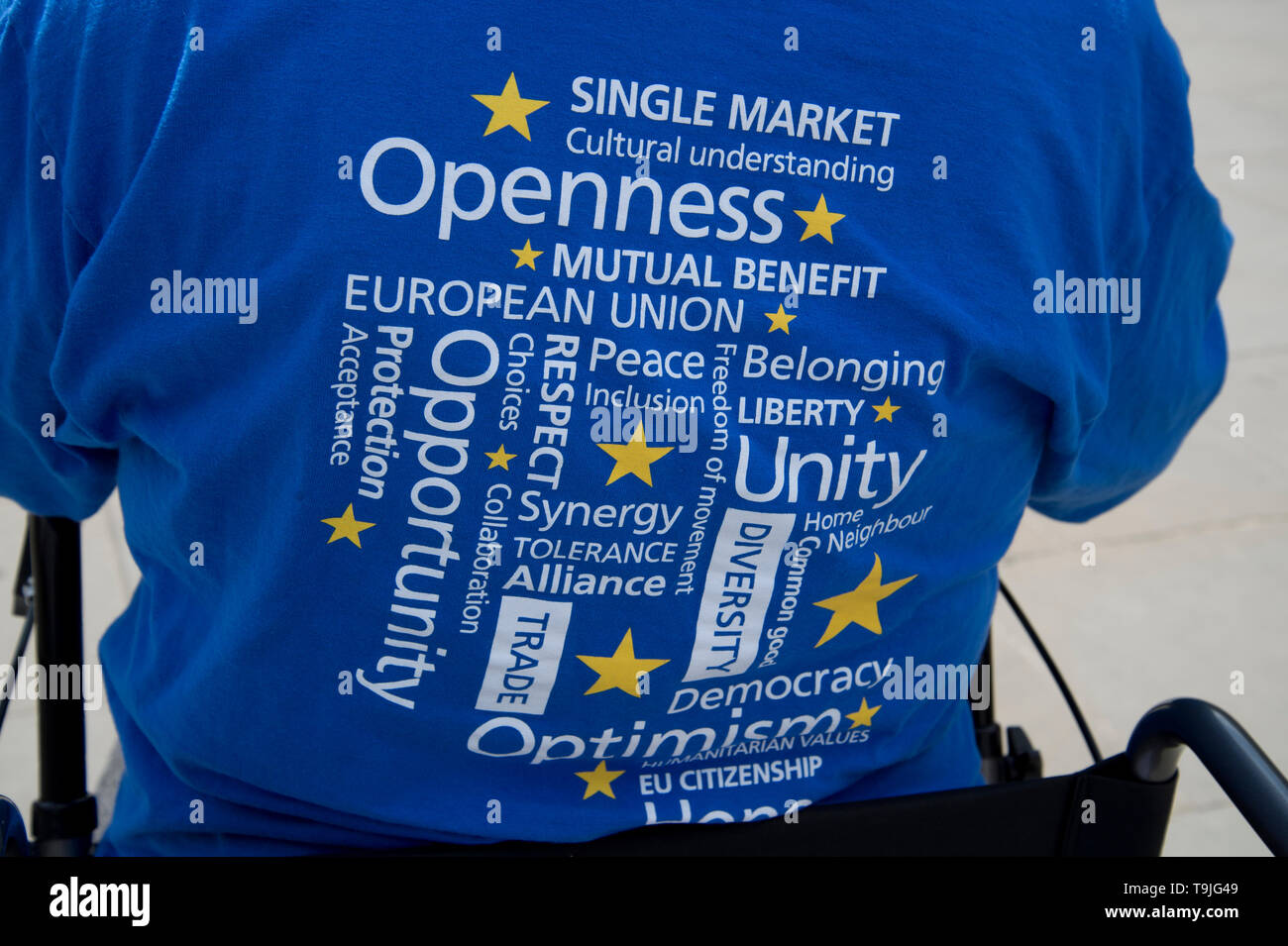Parliament Square, Westminster, London. May 17th 2019. A Remain Protester wears a blue t-shirt which on the bag lists the benefits of being in the Eur Stock Photo