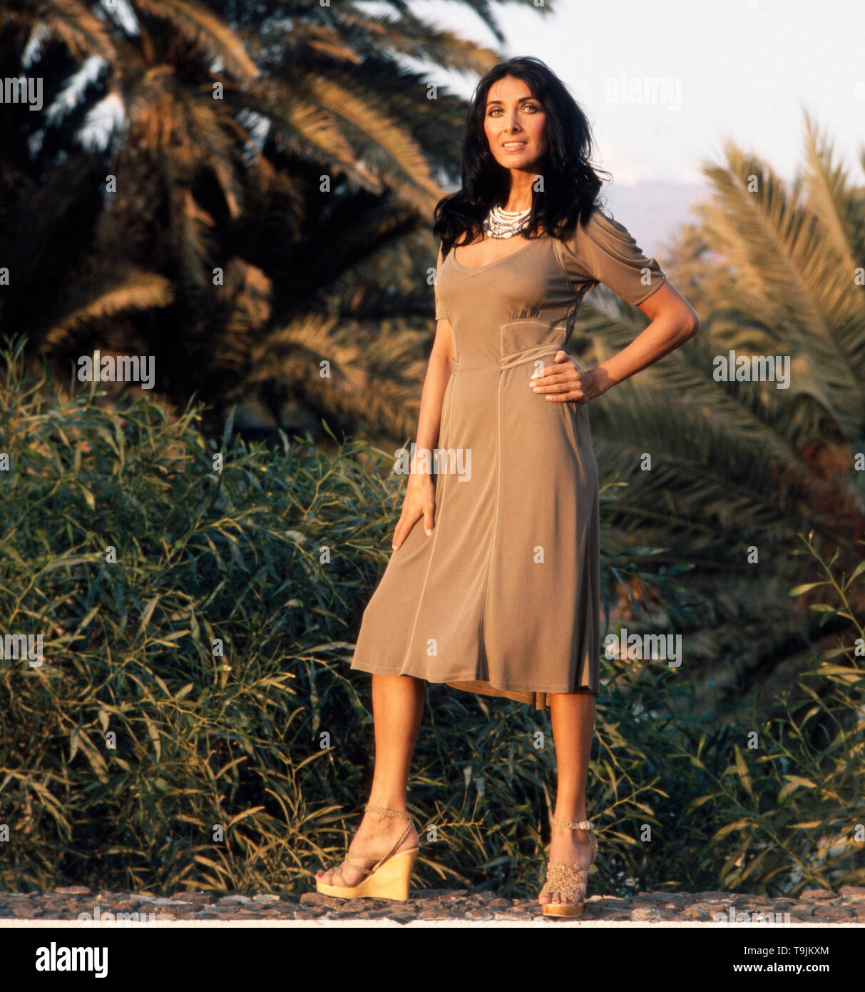 Die deutsche Schauspielerin und Sängerin Dunja Rajter posiert im Urlaub für  die Kamera, ca. 1975. The German actress and singer Dunja Rajter poses on  vacation for the camera, ca. 1975 Stock Photo - Alamy