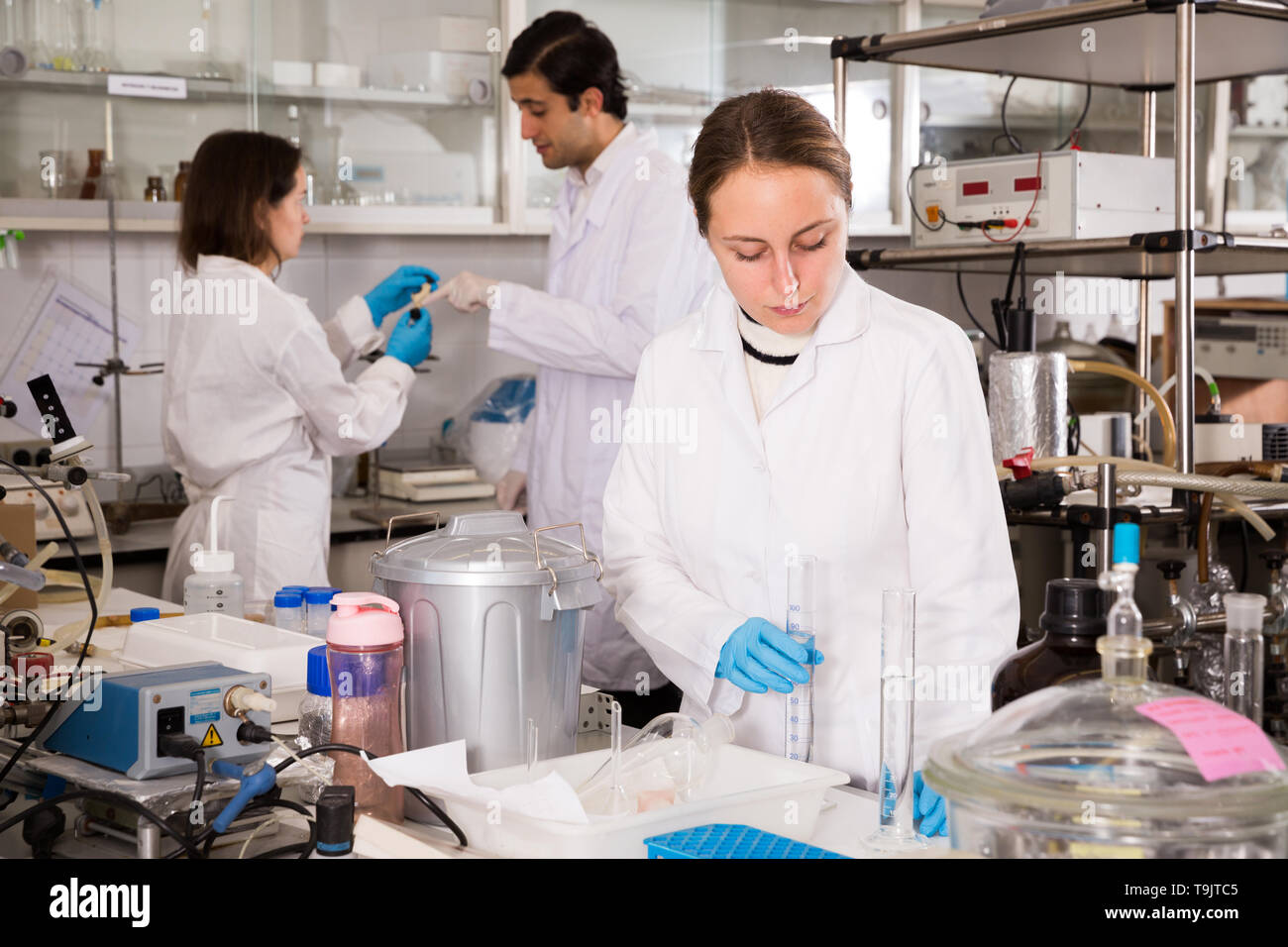Performing experiments. Performing experiments. Performing experiments. Мальчик исследователь фото. Ногинск woman lab.