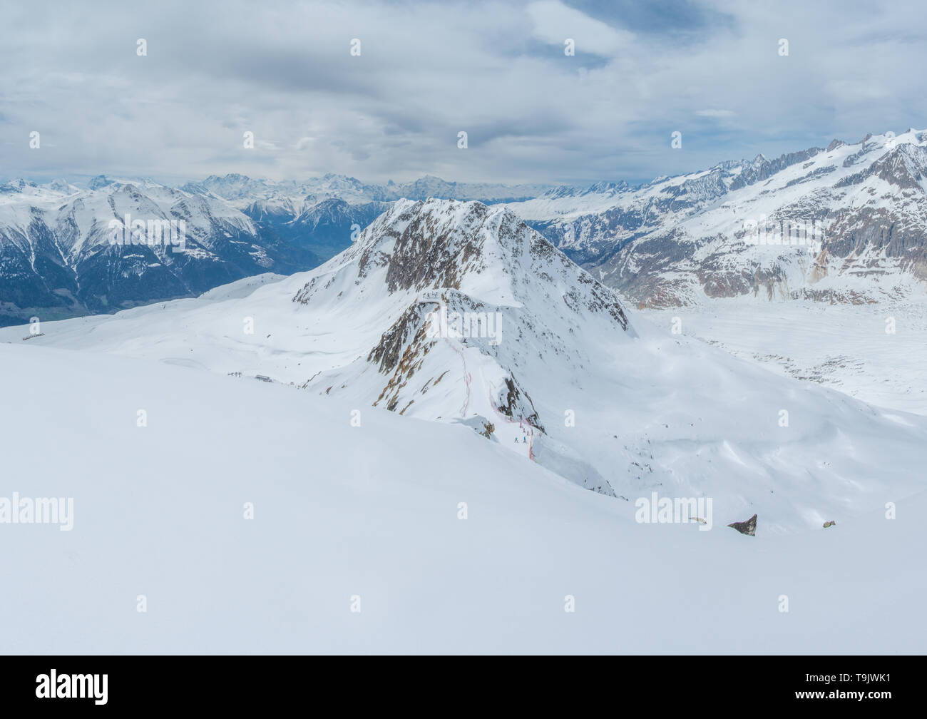 Snow covered mountains in the alps hi-res stock photography and images ...