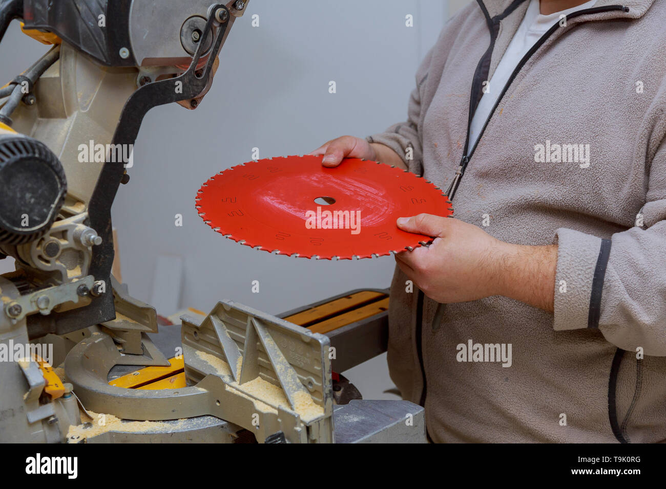 Changing worker saw circular blade of the main replaceable elements of