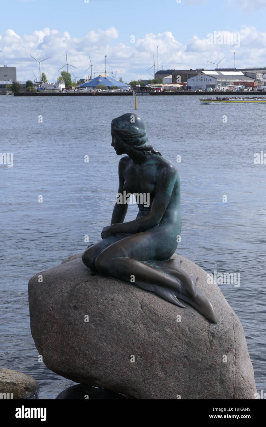 The little mermaid statue in copenhagen harbor hires stock photography