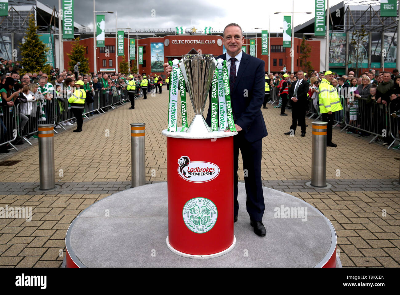 Former Celtic player Paul McStay with the Ladbrokes Scottish Premiership cup prior to the beginning of the Ladbrokes Scottish Premiership match at Celtic Park, Glasgow. Stock Photo
