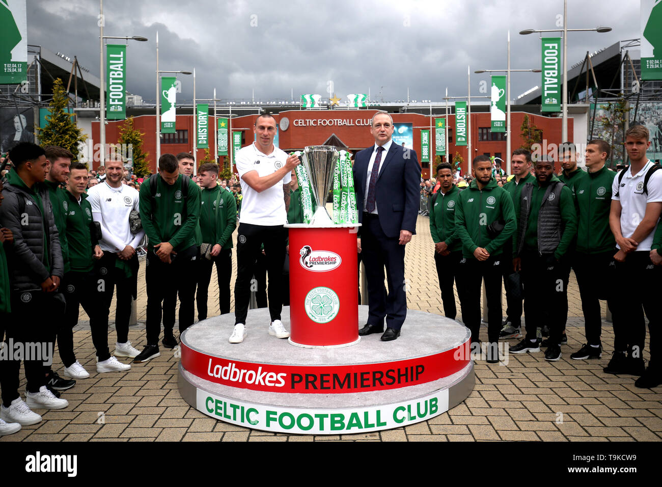 Former Celtic player Paul McStay (right) and Celtic's Scott Brown with the Ladbrokes Scottish Premiership cup trophy prior to the beginning of the Ladbrokes Scottish Premiership match at Celtic Park, Glasgow. Stock Photo