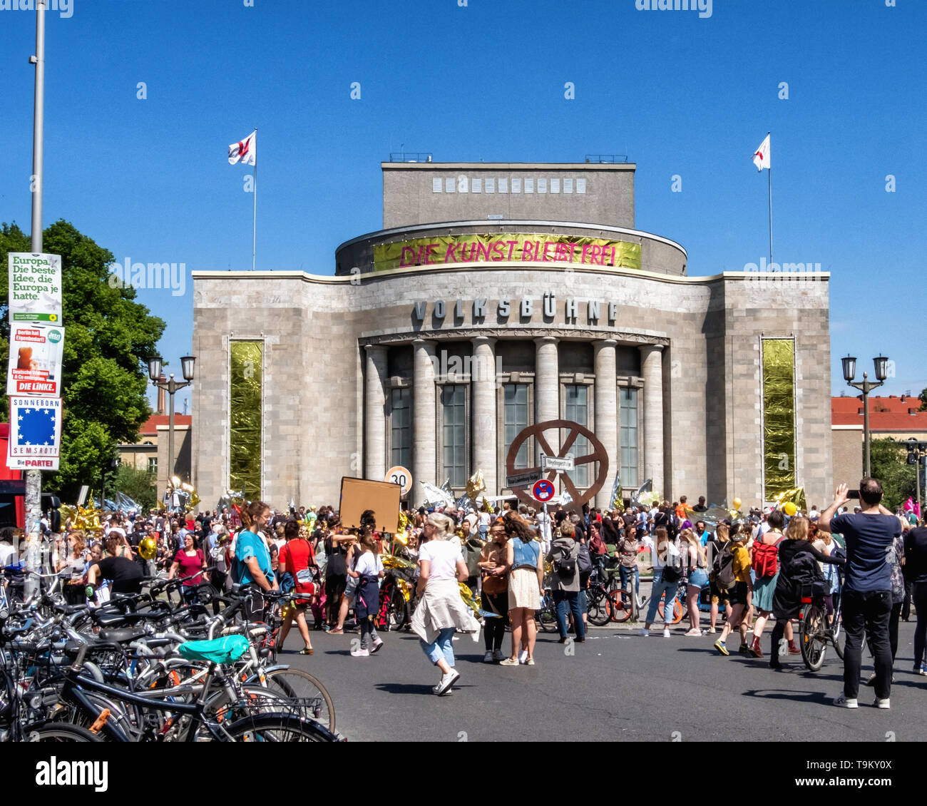 Germany, Berlin, Mitte. May 19, 2019. Unite & Shine Parade at Rosa-Luxemburg-Platz. Demonstration for solidarity in Europe before the upcoming European Elections. People unite under the slogan ‘For a Europe of the many’ in a move against nationalism, exclusion, racism, and the restrictions of artistic freedom in Europe. The demo was organised by ‘Die Vielen’ (The Many) - an organization that was founded in 2017 to actively foster democratic culture. Credit: Eden Breitz/Alamy Stock Photo
