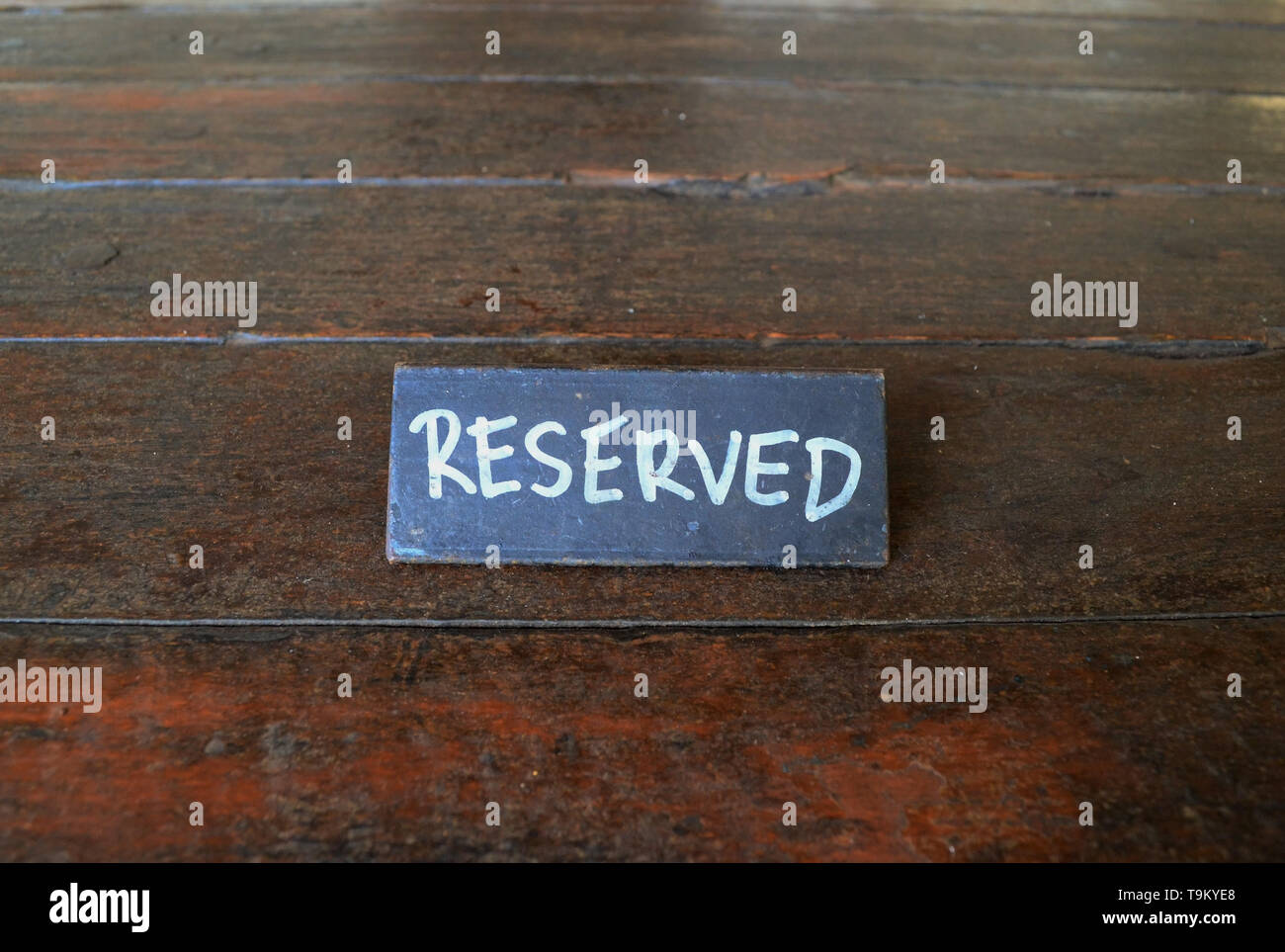 Reserved signs table hi-res stock photography and images - Alamy