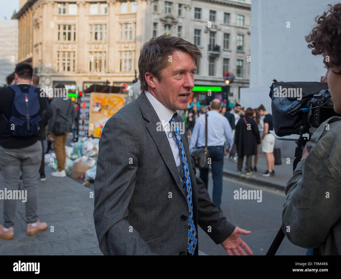 British actor and comedian Tom Walker performs as Jonathan Pie at climate  protest group Extinction Rebellion's blockade of London's Oxford Circus  Featuring: Tom Walker (Jonathan Pie} Where: London, United Kingdom When: 18