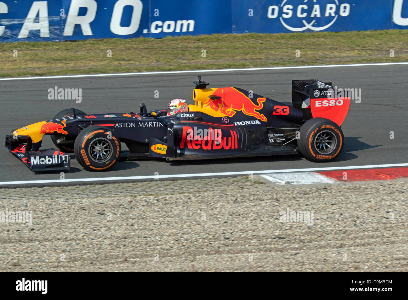 De Emigreren Positief Max Verstappen formule 1 coureur in his formula 1 car with red and white  curb stones Stock Photo - Alamy