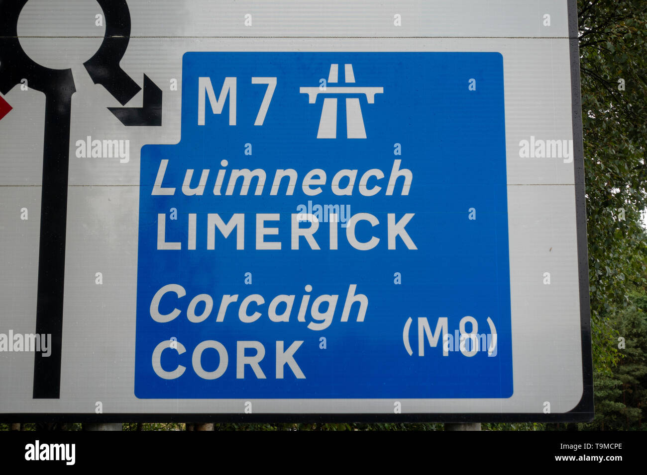 a-blue-m7-motorway-sign-showing-the-turning-for-limerick-leading-to-the-m8-for-cork-in-co-kildare-eire-T9MCPE.jpg