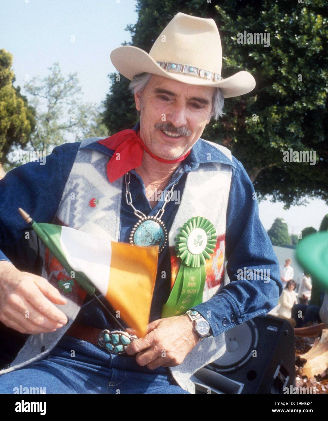 Dennis Weaver 1982 Photo By John Barrett/PHOTOlink.ne Stock Photo - Alamy