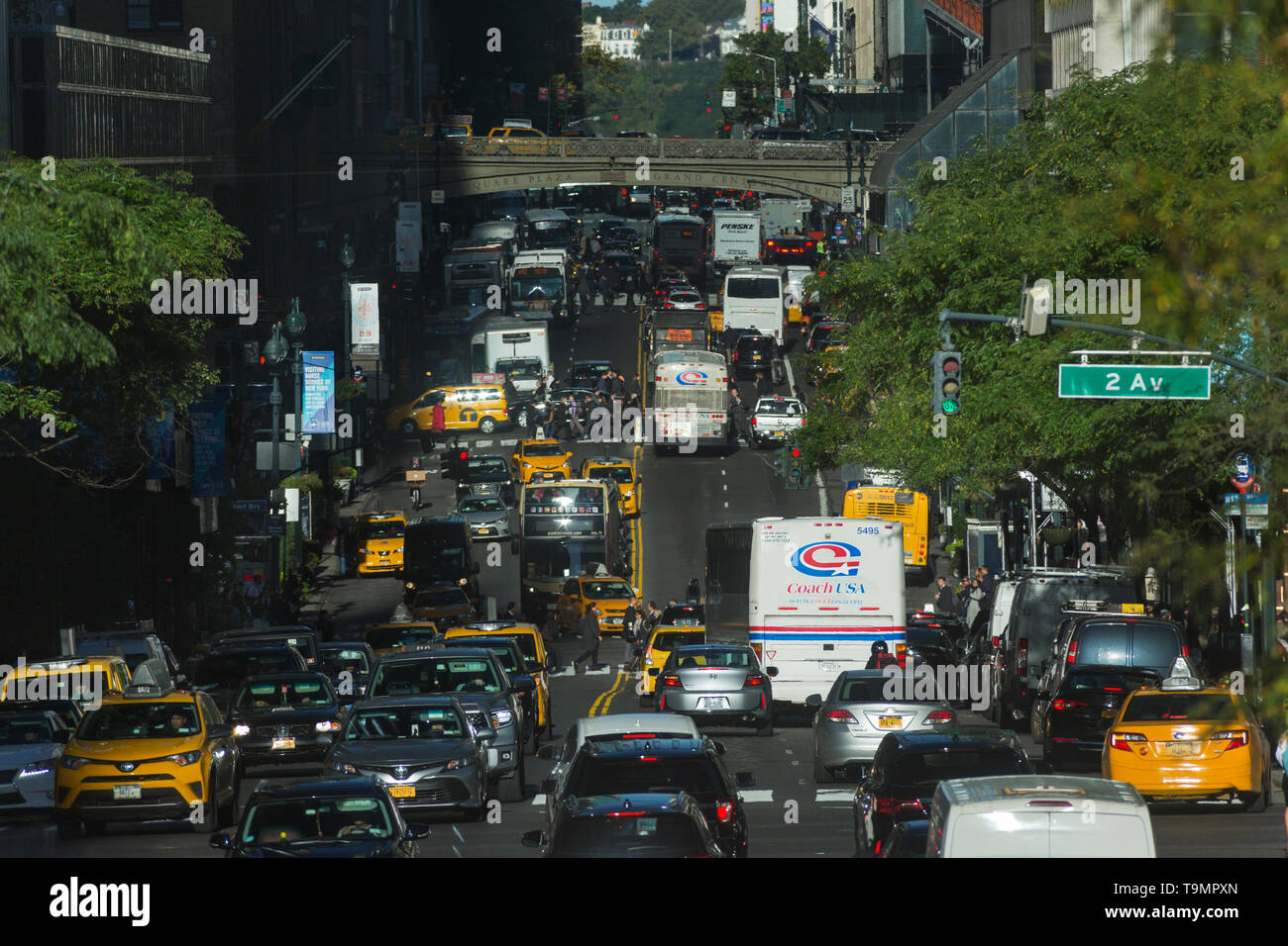 CROWDS IN CROSSWALKS FORTY SECOND STREET MIDTOWN MANHATTAN NEW YORK CITY USA Stock Photo