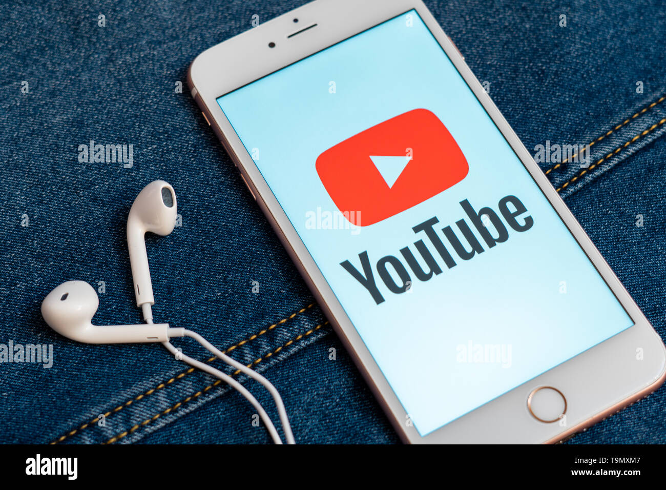 iPhone trắng với logo YouTube trên màn hình: Sẵn sàng để chiêm ngưỡng chiếc iPhone trắng yêu kiều với logo YouTube trên màn hình? Đây là một hình ảnh đẹp mắt và đầy cảm hứng, khơi gợi niềm đam mê của bạn với công nghệ và giải trí. Hãy cùng nhìn vào hình ảnh và thưởng thức nó! 