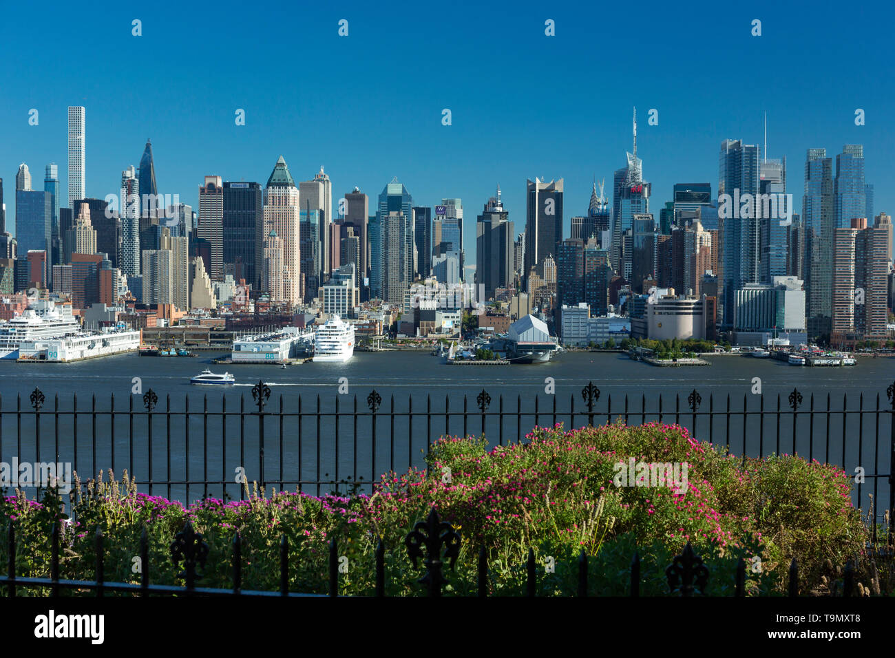 MIDTOWN SKYLINE HUDSON RIVER MANHATTAN NEW YORK CITY USA Stock Photo ...