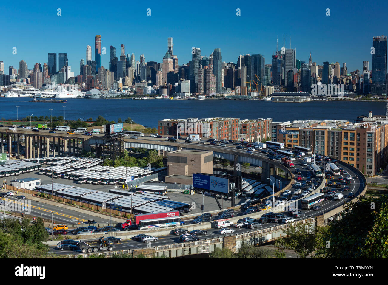 LINCOLN TUNNEL ENTRANCE RAMP WEEHAWKEN NEW JERSEY WITH MANHATTAN MIDTOWN  SKYLINE HUDSON RIVER NEW YORK CITY USA Stock Photo - Alamy