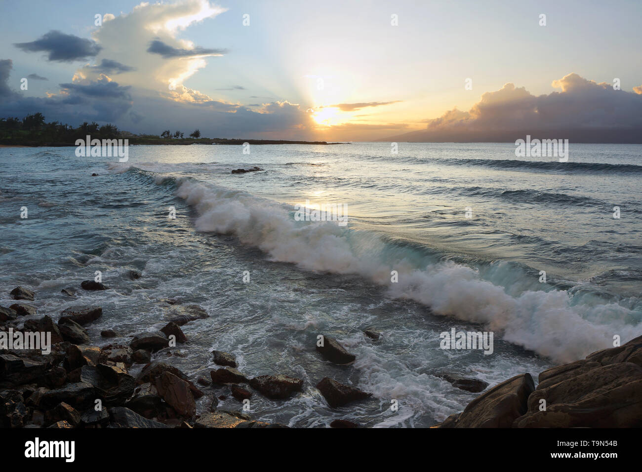 Hawaii sunrise waves hi-res stock photography and images - Alamy