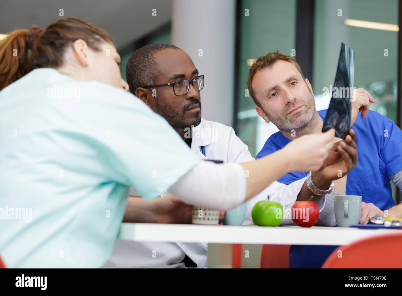Team doctors looking xray hi-res stock photography and images - Alamy