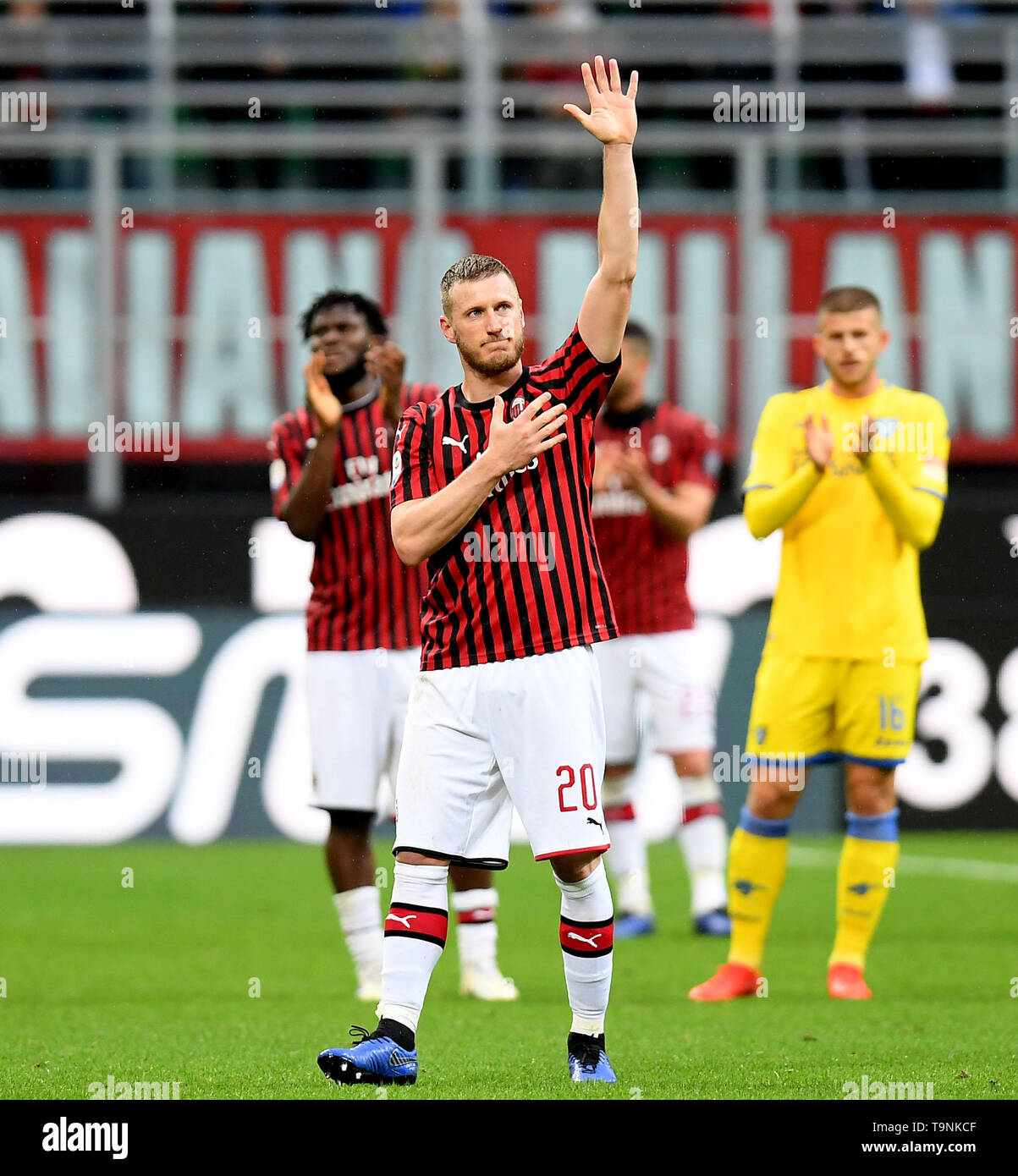 Milan, Italy. 19th May, 2019. Ignazio Abate reacts to the spectators at his last game with AC Milan during a Serie A soccer match between AC Milan and Frosinone in Milan, Italy, May 19, 2019. AC Milan won 2-0. Credit: Daniele Mascolo/Xinhua/Alamy Live News Stock Photo