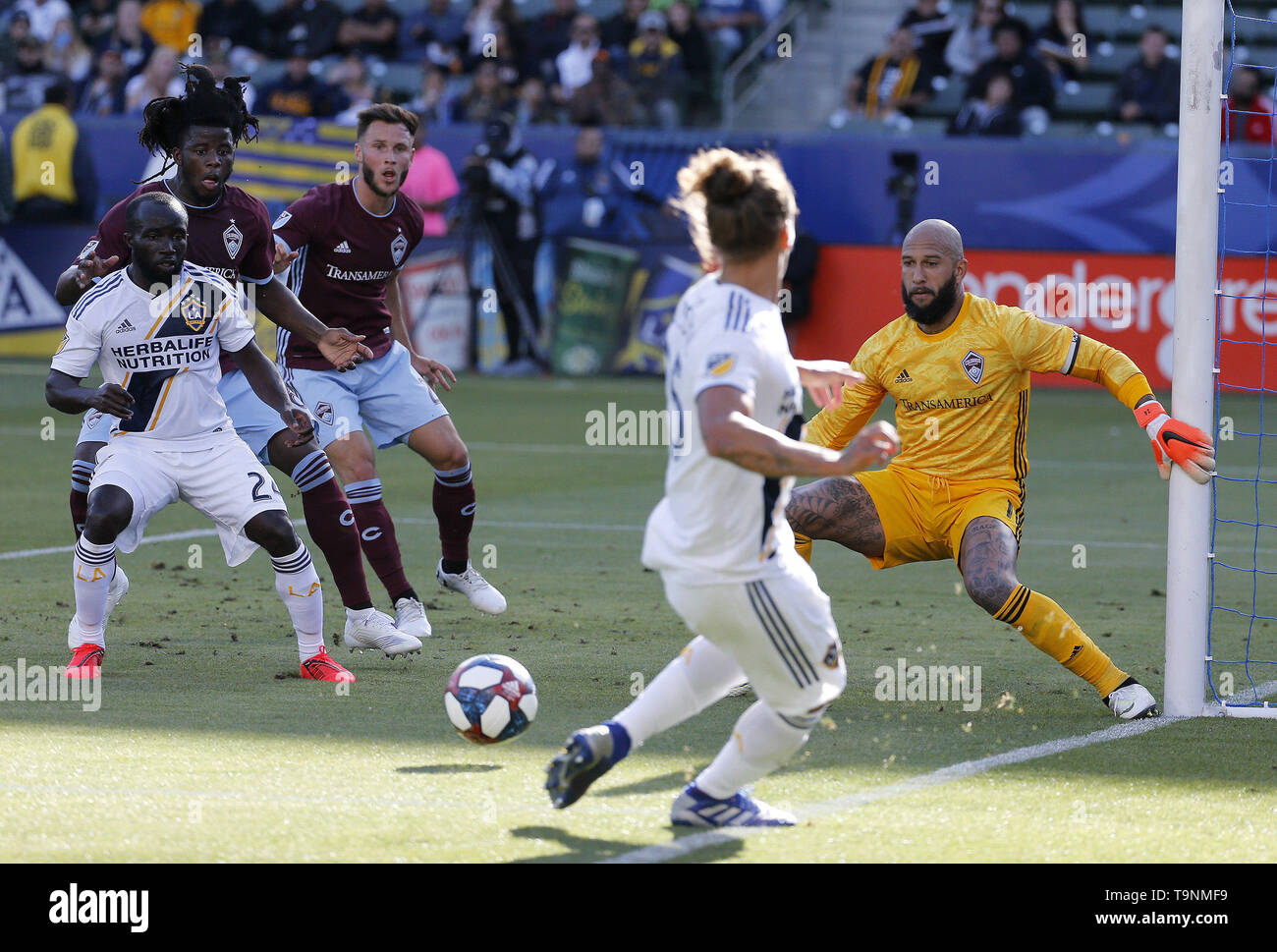 Los Angeles, California, USA. 19th May, 2019. Colorado Rapids goalkeeper Tim Howard (1) protects the net against LA Galaxy midfielder Emmanuel Boateng (24) of Ghana, and LA Galaxy defender Rolf Feltscher (25) of Switzerland, during the 2019 Major League Soccer (MLS) match between LA Galaxy and Colorado Rapids in Carson, California, May 19, 2019. Credit: Ringo Chiu/ZUMA Wire/Alamy Live News Stock Photo