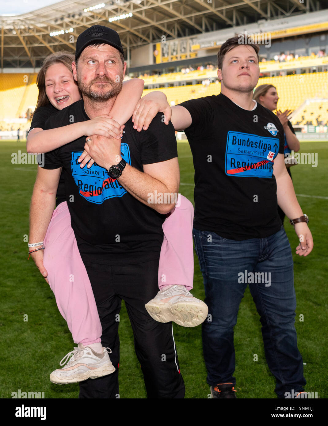 Dresden, Germany. 19th May, 2019. Soccer: 2nd Bundesliga, Dynamo Dresden - SC Paderborn 07, 34th matchday in Rudolf Harbig Stadium. Coach Steffen Baumgart (2nd from left) from Paderborn cheers with his children about their promotion to the Bundesliga. Despite a 1:3 defeat at Dynamo Dresden, SC Paderborn has been determined as the second ascender in the Bundesliga. Credit: Robert Michael/dpa-Zentralbild/dpa - Use only after contractual agreement/dpa/Alamy Live News Stock Photo