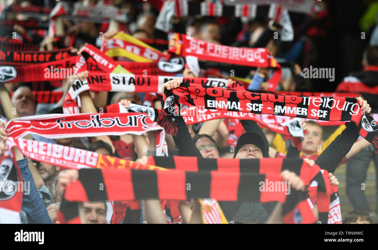 Freiburg, Germany. 18th May, 2019. Soccer: Bundesliga, SC Freiburg - 1st FC  Nuremberg, 34th matchday in the Schwarzwaldstadion. Fans of Freiburg are  holding up their scarves. Credit: Patrick Seeger/dpa - Use only