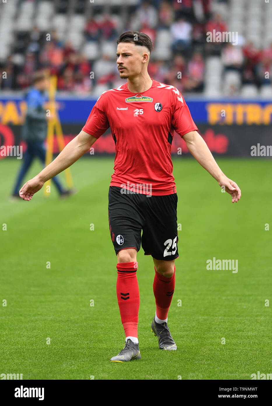 Freiburg, Germany. 18th May, 2019. Soccer: Bundesliga, SC Freiburg - 1st FC  Nuremberg, 34th matchday in the Schwarzwaldstadion. Robin Koch from Freiburg  is warming up. Credit: Patrick Seeger/dpa - Use only after