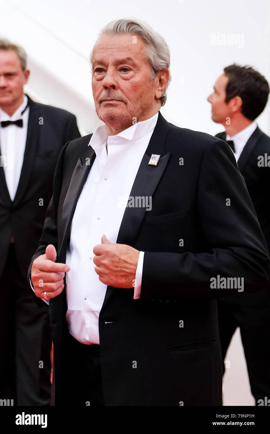 Cannes, France. 19th May, 2019. Alain Delon poses on the red carpet for A Hidden Life on Sunday 19 May 2019 at the 72nd Festival de Cannes, Palais des Festivals, Cannes. Pictured: Alain Delon. Picture by Credit: Julie Edwards/Alamy Live News Stock Photo