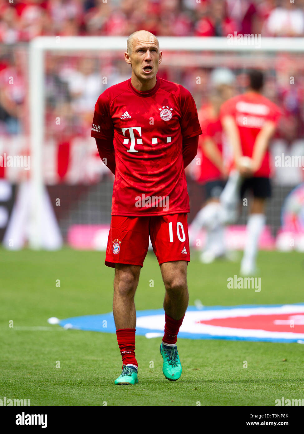 Munich, Deutschland. 18th May, 2019. Farewell . Arjen ROBBEN (# 10, M)  crushes tears. Football, Bayern Munich (M) - Eintracht Frankfurt (F) 5: 1,  German champion. Bundesliga, 34.matchday, season 2018/2019, on 18.05.2019