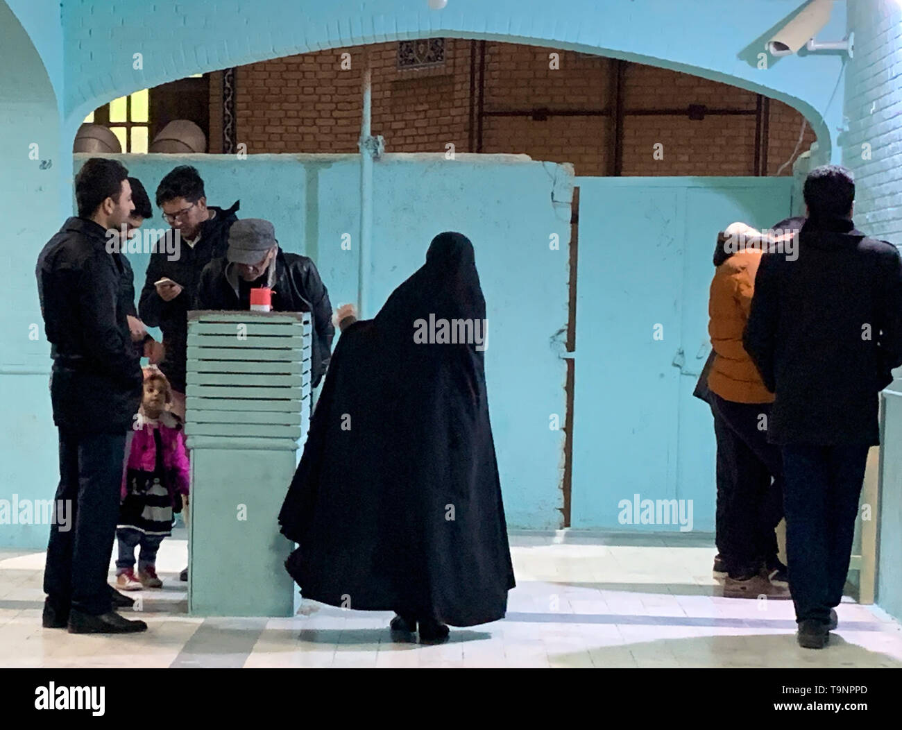01 January 2019, Iran, Ghom: Iranian Muslims enter the Jamkaran Mosque. In the Jamkaran Mosque all wishes of the faithful are to be fulfilled. They can write down their wishes and throw them into a box. Through metaphysical channels, their wishes are then to be fulfilled. Especially seriously ill people in Iran see Jamkaran as their last hope for recovery. (to dpa 'Much shadow, little light - Iran's Islamic revolution turns 40' from 08.02.2019) Photo: Farshid Motahari/dpa | usage worldwide Stock Photo