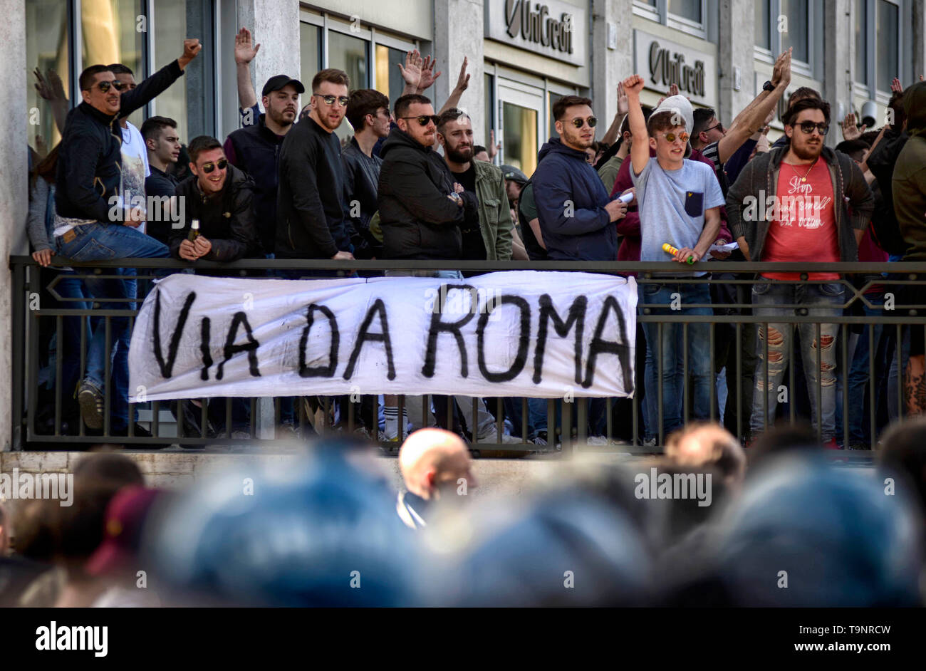 Rome, Sit-in protest of Roman fans under the headquarters of the As ...