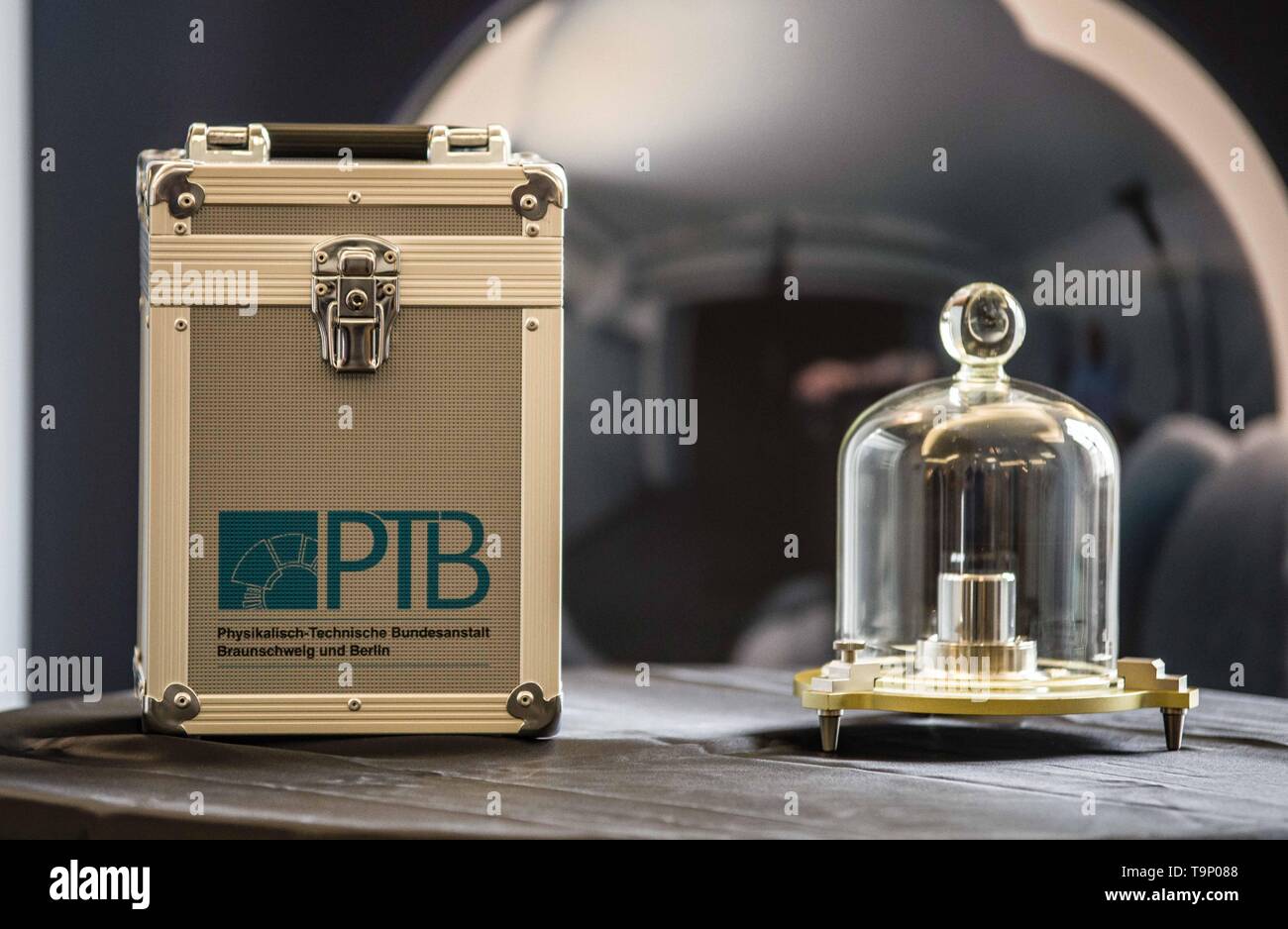 Killogram Sphere Kilogramm kugel hi-res stock photography and images - Alamy