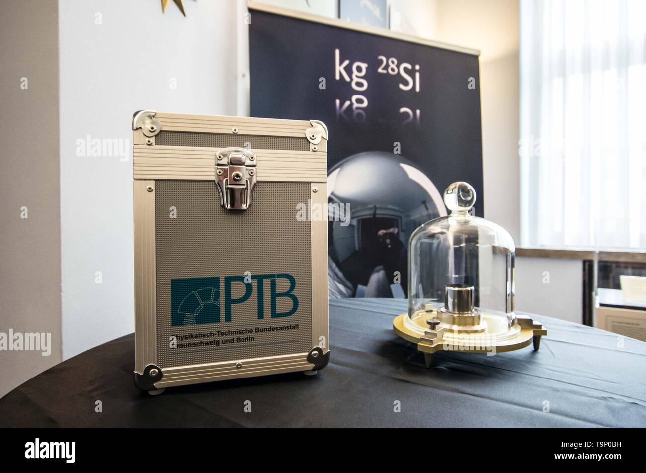 Killogram Sphere Kilogramm kugel hi-res stock photography and images - Alamy