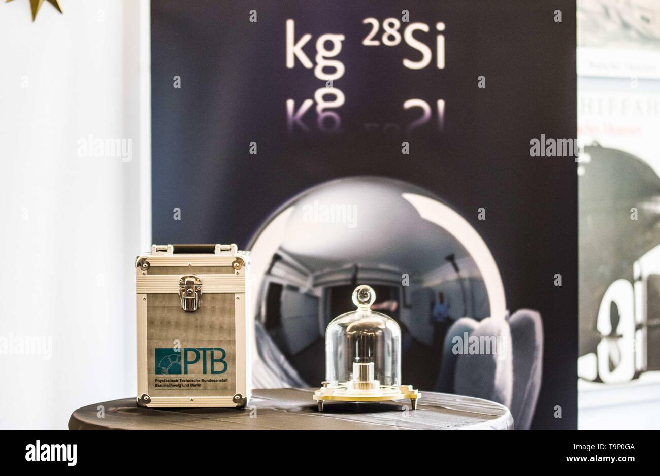 Killogram Sphere Einheitensystem hi-res stock photography and images - Alamy