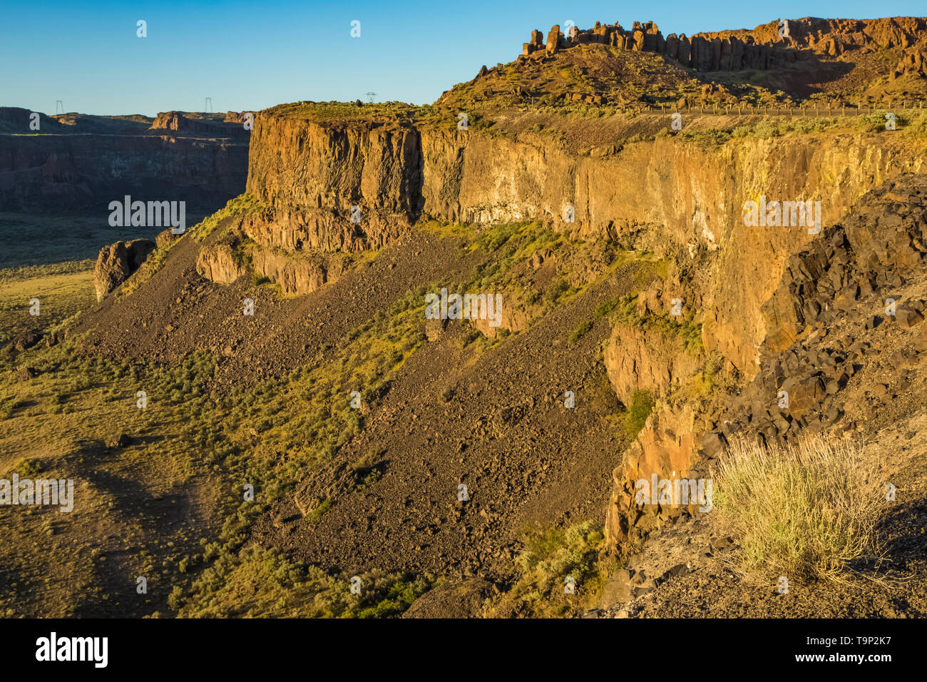 Basalt Cliffs along the edge of Frenchman Coulee, some of the channeled scablands, near Vantage, Washington State, USA Stock Photo