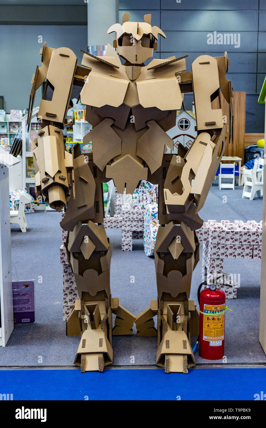 Cardboard robot transformer hi-res stock photography and images - Alamy