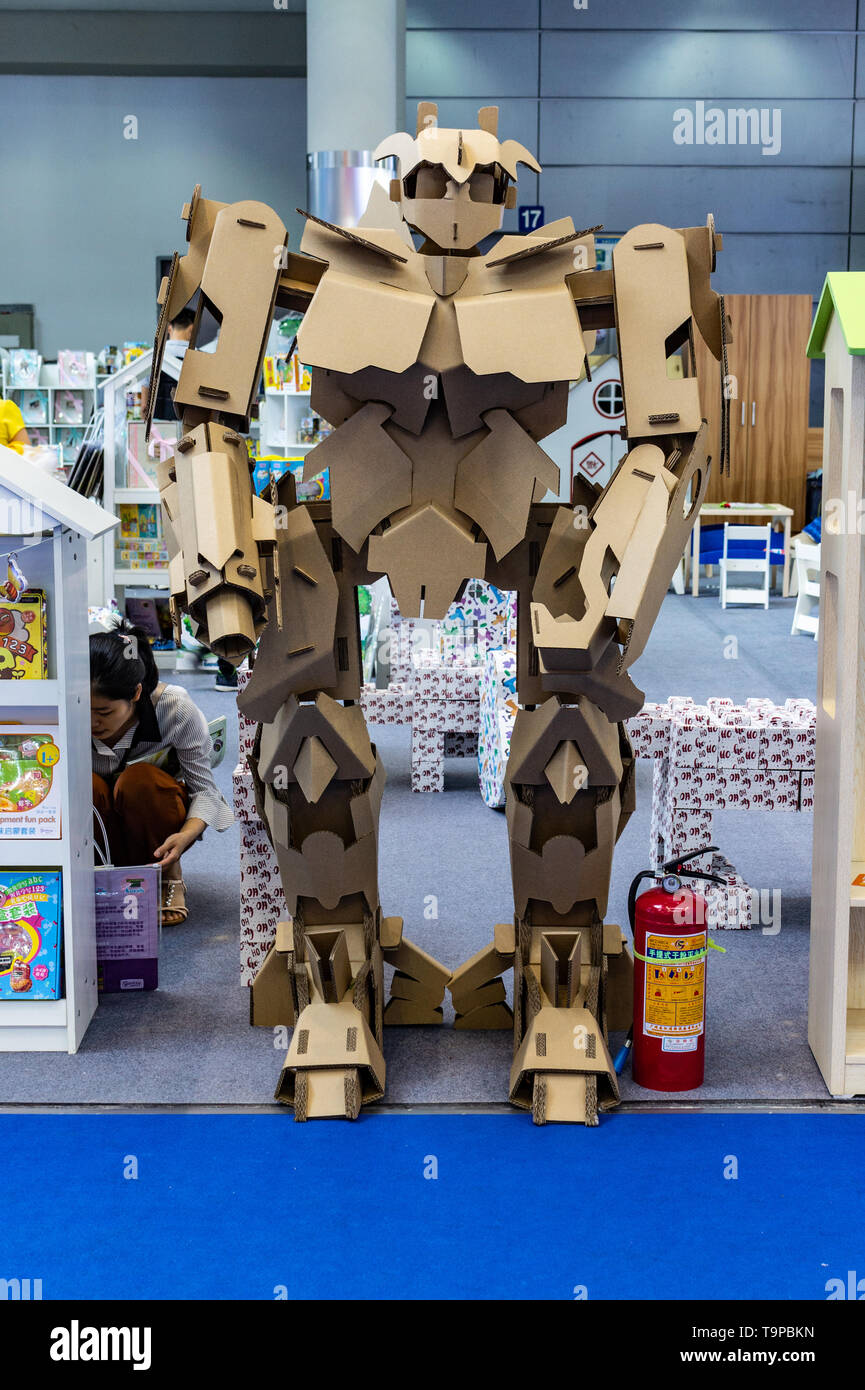 Cardboard robot hi-res stock photography and images - Alamy