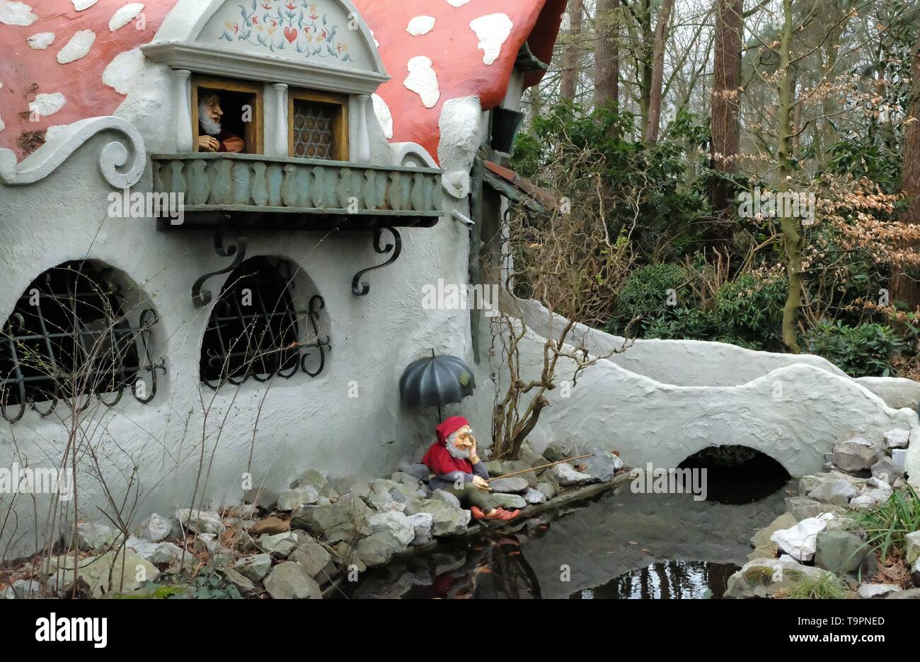Mushroom house hi-res stock photography and images - Alamy