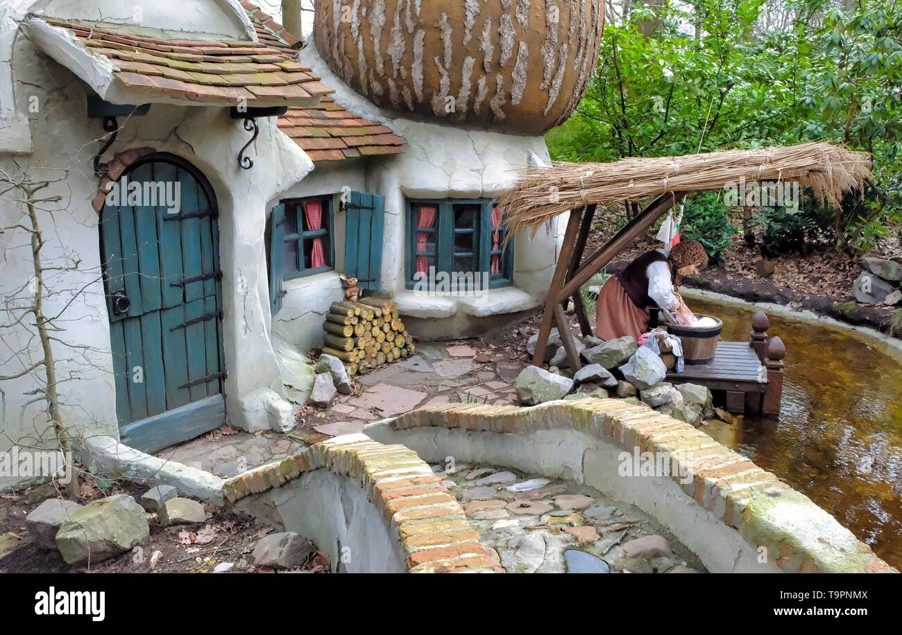 Mushroom house hi-res stock photography and images - Alamy