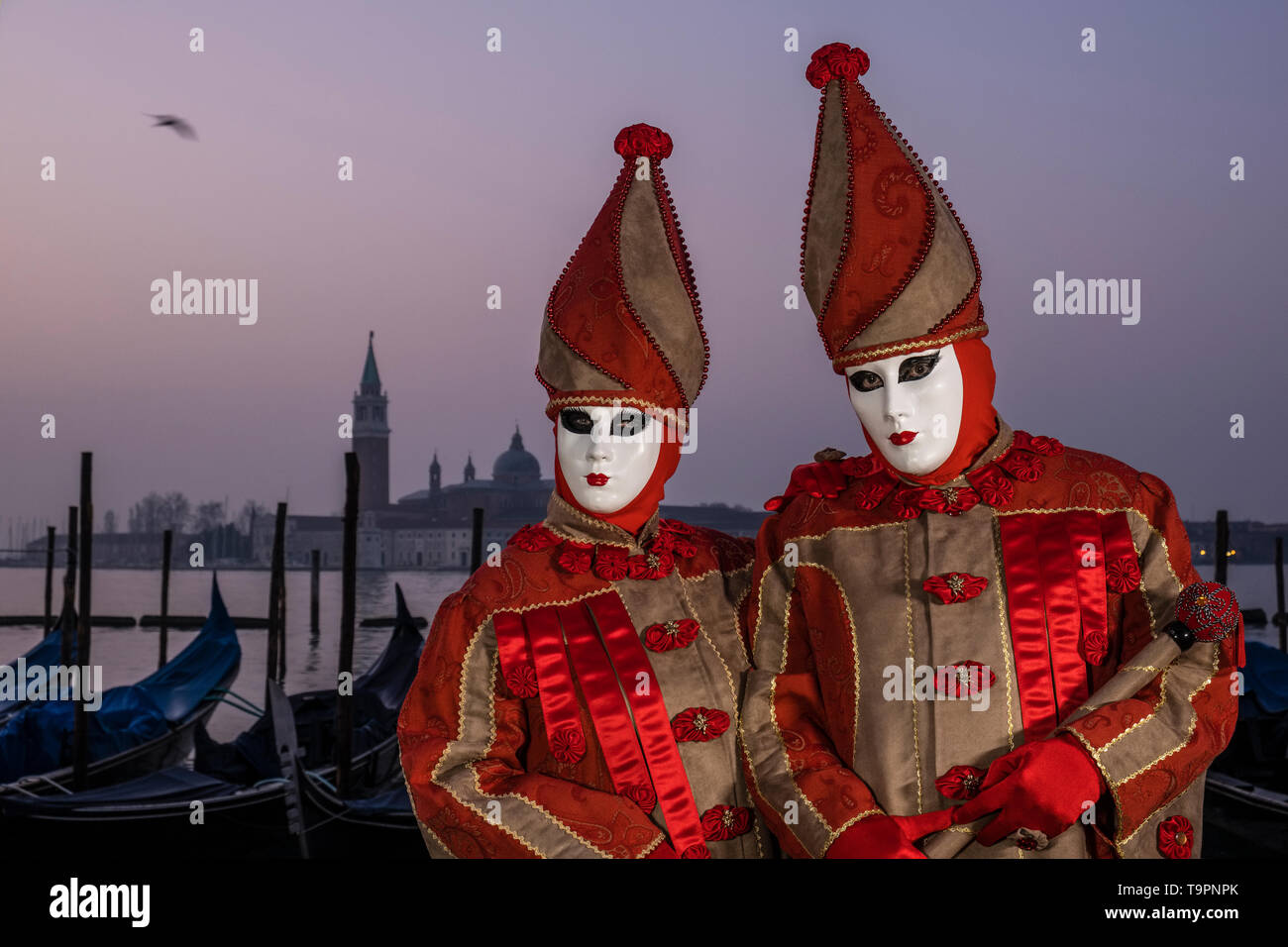 Masked couple gondola venice hi-res stock photography and images - Alamy