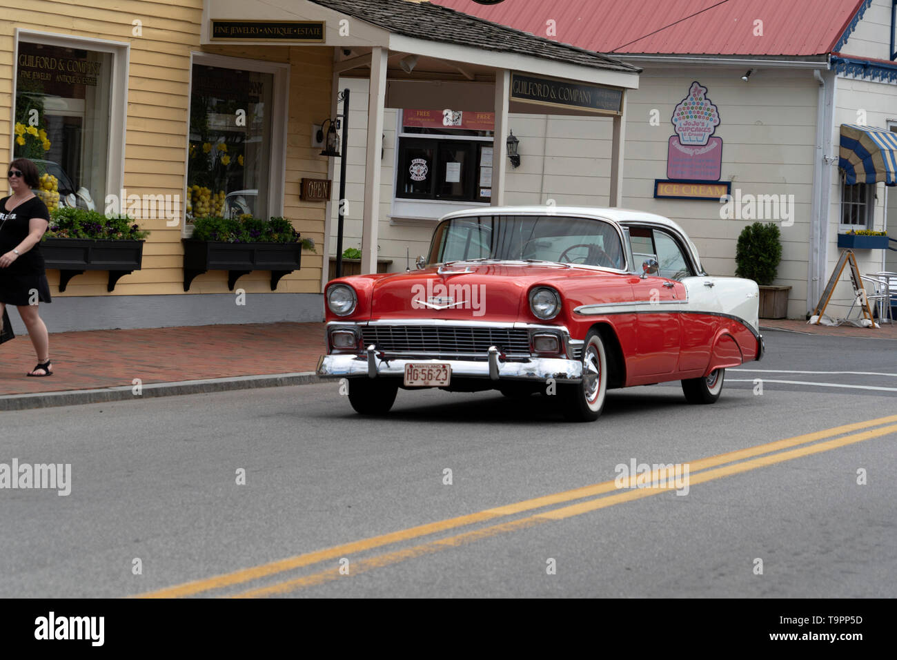 St Michales Maryland Usa April 26 2019 Vintage Old Car Parade In Old Town Village Streets Full Of Tourists Stock Photo Alamy