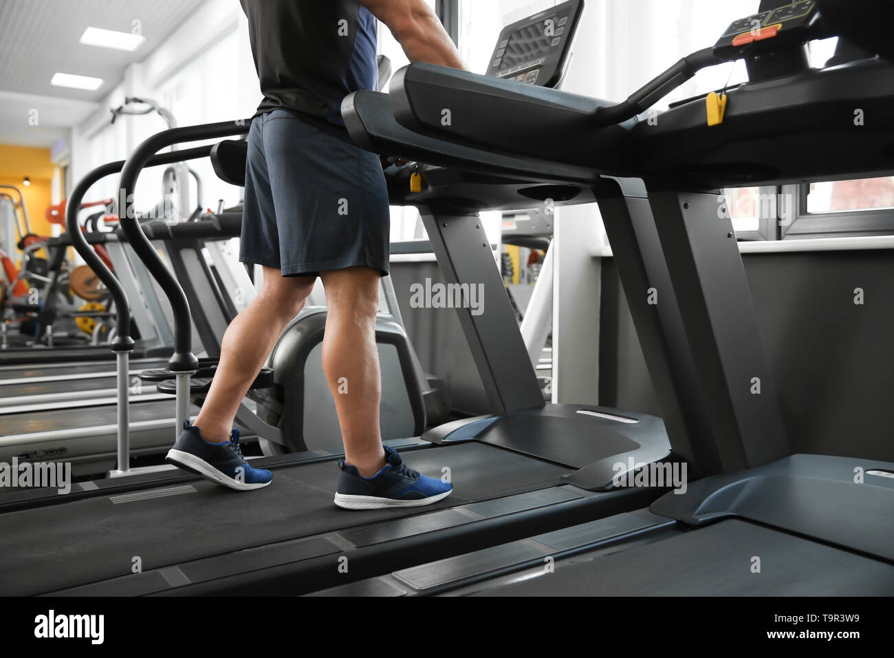 Man muscular legs gym hi-res stock photography and images - Alamy