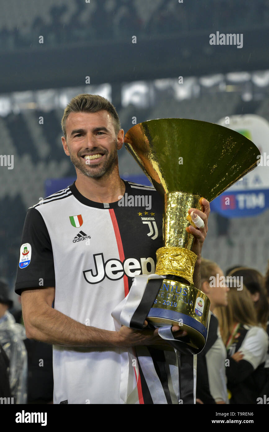 Andrea Barzagli of Juventus FC lifts the trophy of Scudetto 2018-2019 at  Allianz Stadium, Turin (Photo by Antonio Polia/Pacific Press Stock Photo -  Alamy
