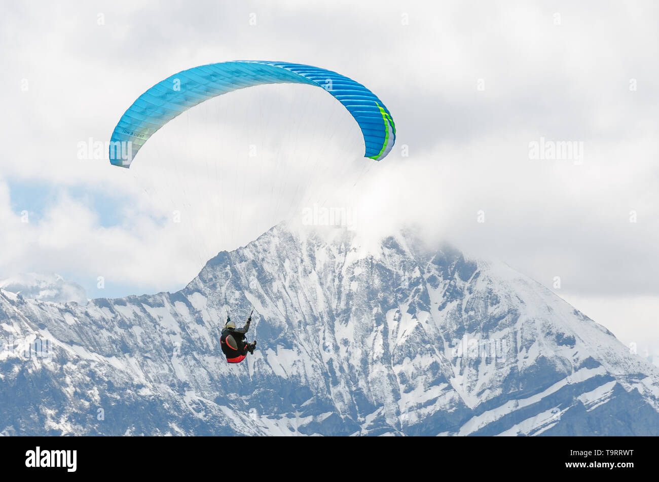 Paragliding im Berner Oberland Stock Photo