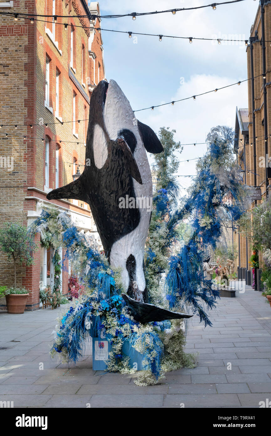 Killer Whale floral display in Pavilion Road for Chelsea in Bloom 2019. Chelsea, London, England Stock Photo