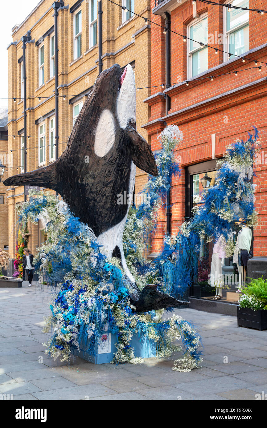 Killer Whale floral display in Pavilion Road for Chelsea in Bloom 2019. Chelsea, London, England Stock Photo