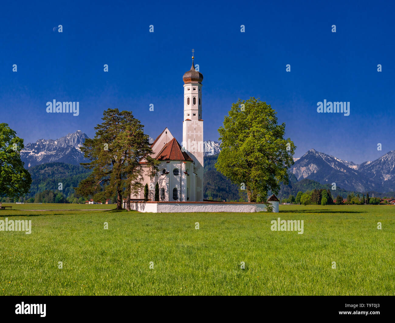 Schloss neuschwanstein castle and st coloman church hi-res stock ...