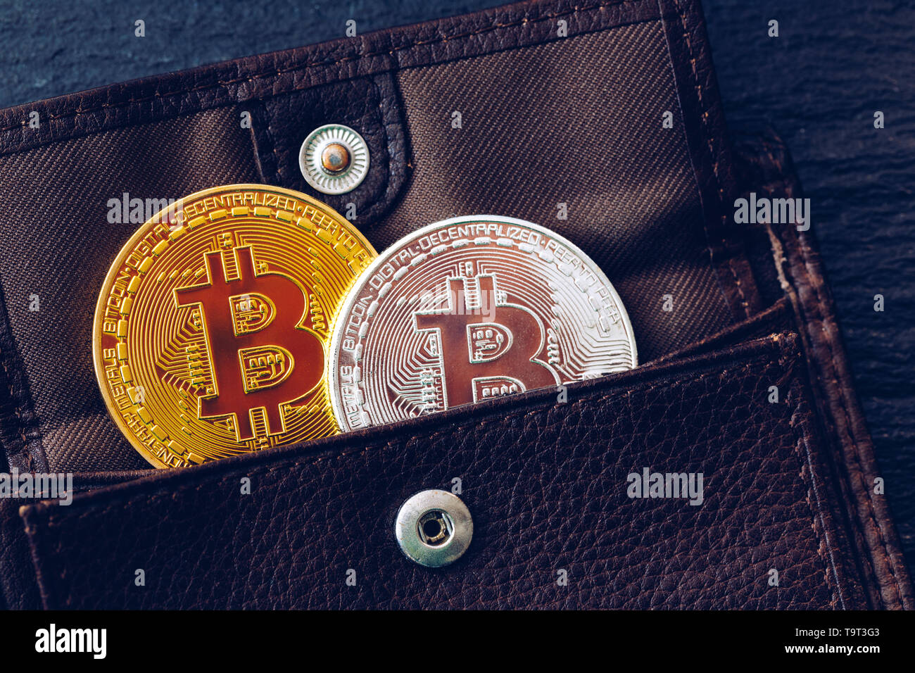 Bitcoin in wallet hi-res stock photography and images - Page 4 - Alamy