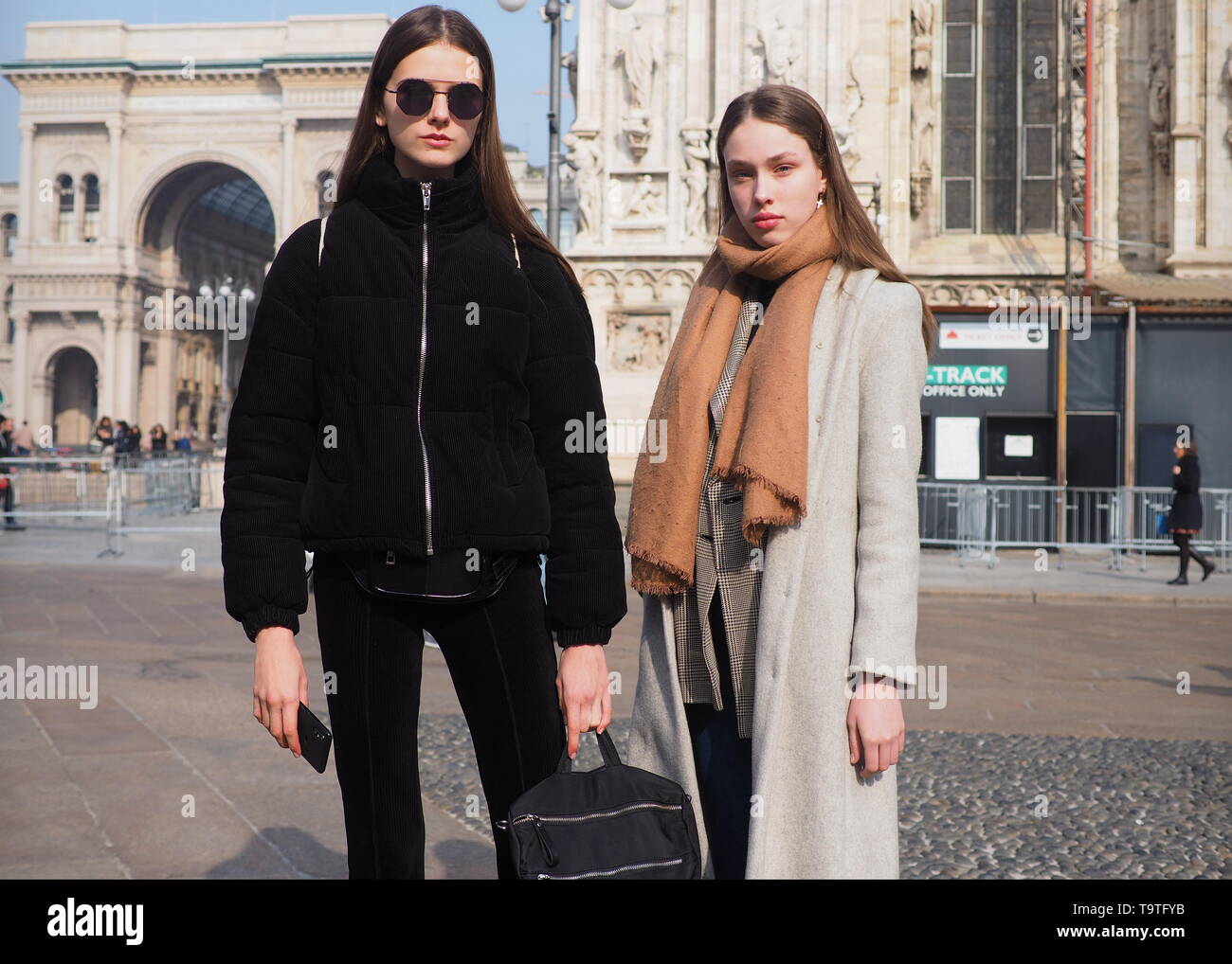 Kvinna med Louis Vuitton brun väska och svart skinnjacka före Alberto  Zambelli modevisning, Milan Fashion Week street style den 20 september 2017  i Milano. – Redaktionell stockfoto © AndreaA. #272152674