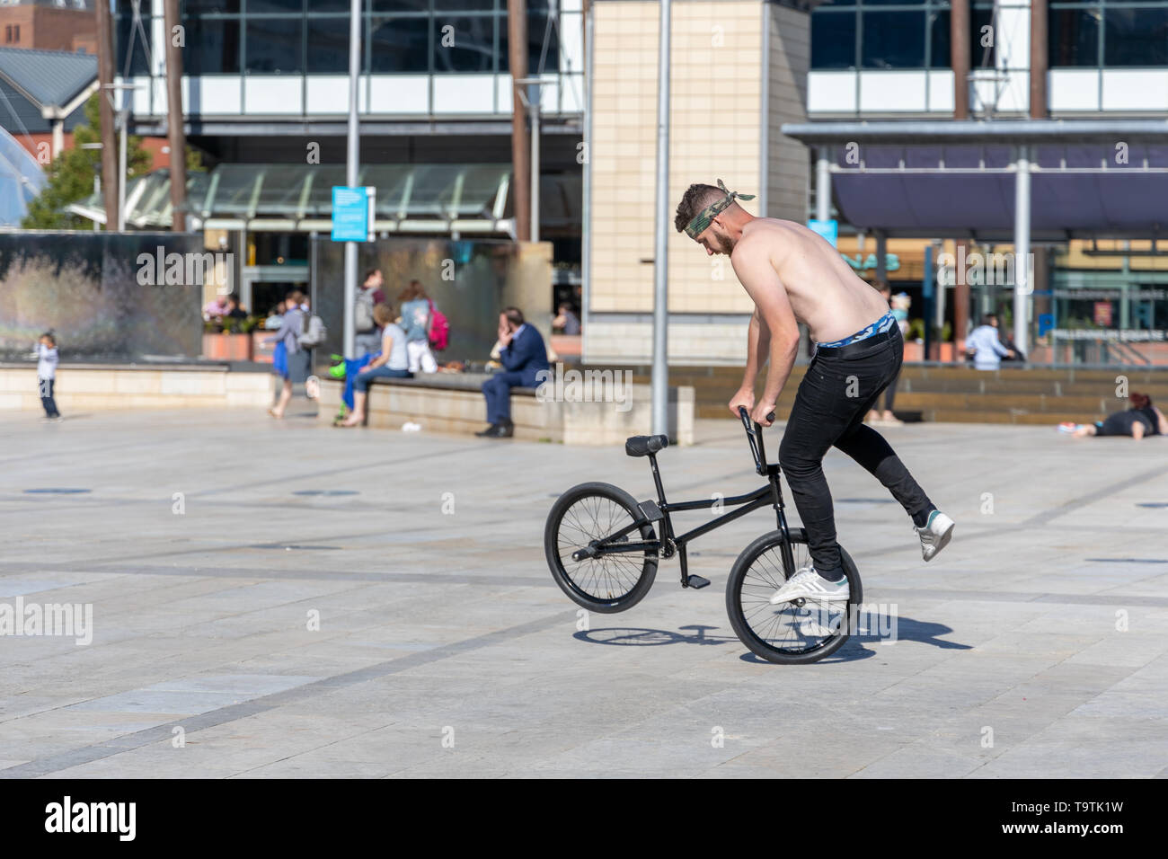 Bicycle stunts hi res stock photography and images Alamy