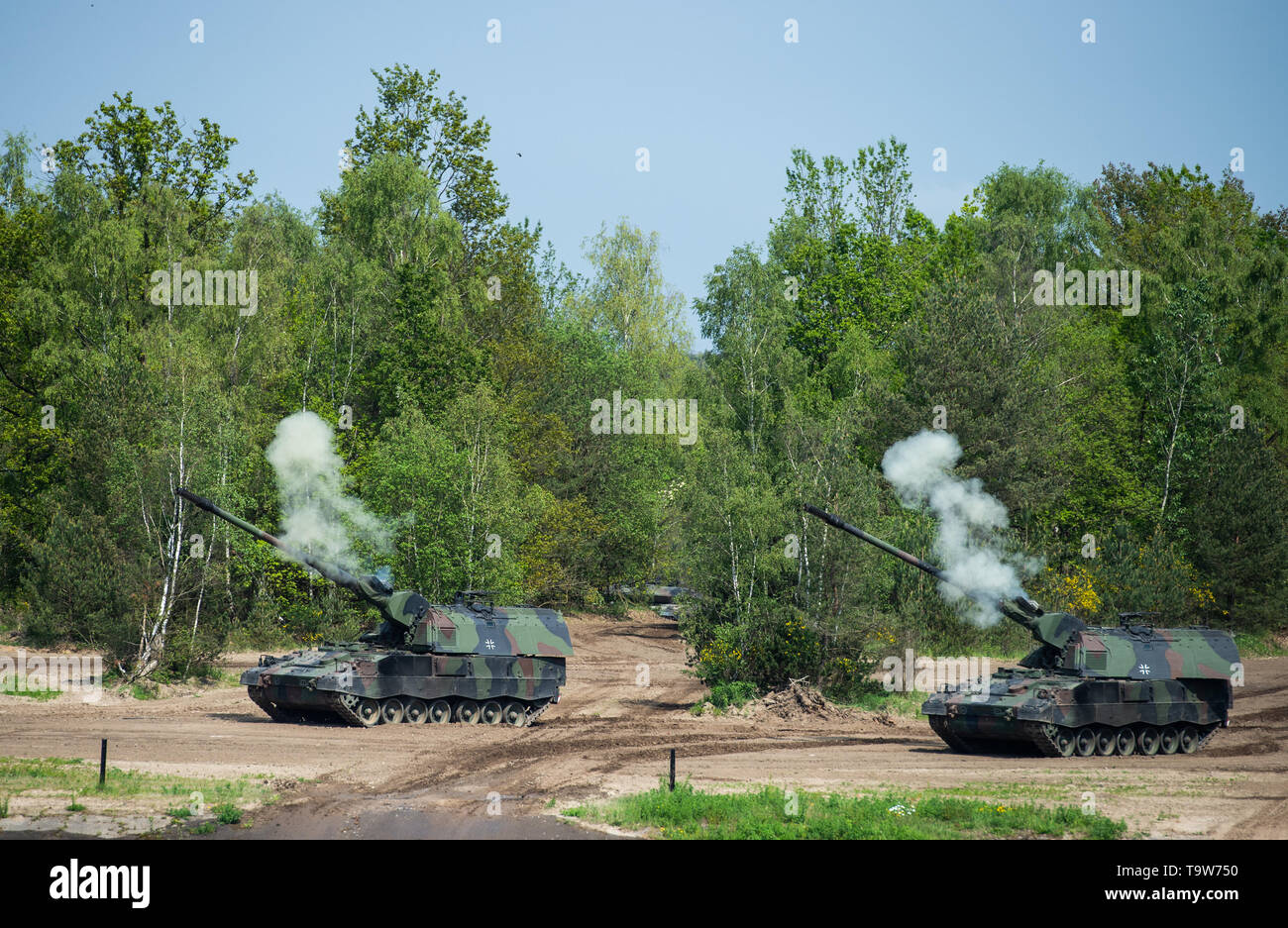 Tank howitzers 2000 hires stock photography and images Alamy