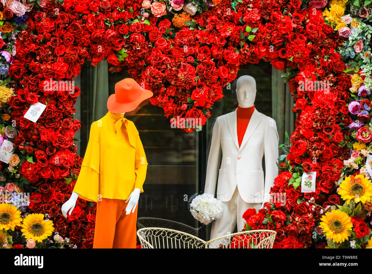 Belgravia, London, UK, 20th May 2019. The Hari Hotel has created a spectacular heart shaped floral display with sixties inspired figures and a love seat, which is popular with passers-by taking photos. Belgravia's fourth annual floral festival coincides with the RHS Chelsea Flower Show in neighbouring Chelsea. Credit: Imageplotter/Alamy Live News Stock Photo